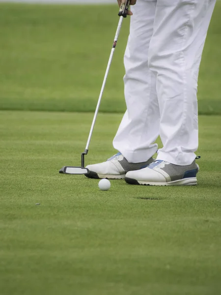 Visão Baixo Ângulo Golfista Colocar Verde — Fotografia de Stock