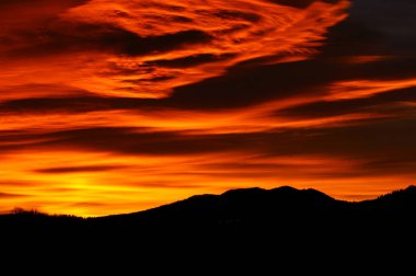 Bieszczady Dağlar, Polonya turuncu kırmızı gökyüzü. Bieszczady Milli Parkı