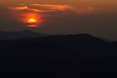 Güneş dağların üzerinden. Bieszczady Milli Parkı. Polonya. Polonina Wetlinska, Polonina Carynska, Tarnica