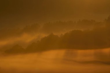 Puslu gündoğumu Bieszczady dağlarında. Polonya