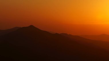 Güneş dağların üzerinden. Bieszczady Milli Parkı. Polonya. Polonina Wetlinska, Polonina Carynska, Tarnica