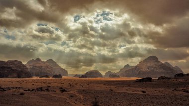Wadi Rum, Jordan. Kayalar ve kum tepeleri. Orta Doğu