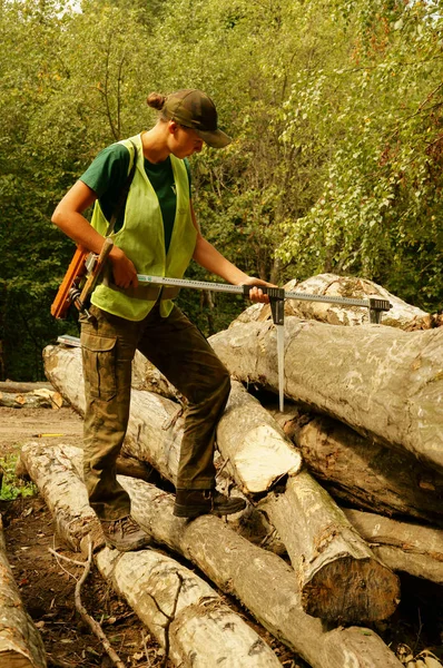 Forester Trabalho Mulher Bonita Está Medindo Uma Árvore — Fotografia de Stock
