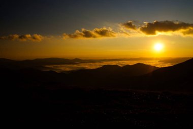 Muhteşem bir gündoğumu dağlarda. Svydovets ridge. Karpat Dağları. Ukrayna