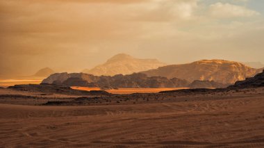 Wadi Rum, Jordan. Kayalar ve kum tepeleri. Orta Doğu