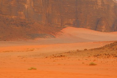 Wadi Rum, Jordan. Kayalar ve kum tepeleri. Orta Doğu