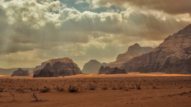 Wadi Rum. Ürdün. Ortadoğu'nun en güzel yer. Kayalık çöl fantastik renkleri. 