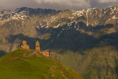 Cminda Sameba (Tsminda Sameba) 14. yüzyıl Holy Trinity Kilisesi yakınındaki Kazbek, Kafkas Dağları. Gürcistan