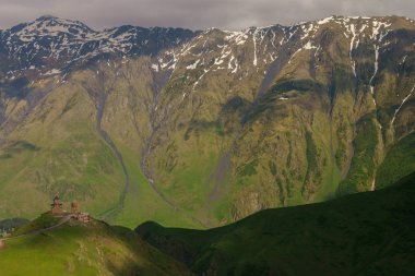 Cminda Sameba (Tsminda Sameba) 14. yüzyıl Holy Trinity Kilisesi yakınındaki Kazbek, Kafkas Dağları. Gürcistan