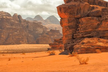 Wadi Rum. Ürdün. Ortadoğu'nun en güzel yer. Kayalık çöl fantastik renkleri. 