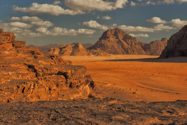 Wadi Rum. Ürdün. Ortadoğu'nun en güzel yer. Kayalık çöl fantastik renkleri. 