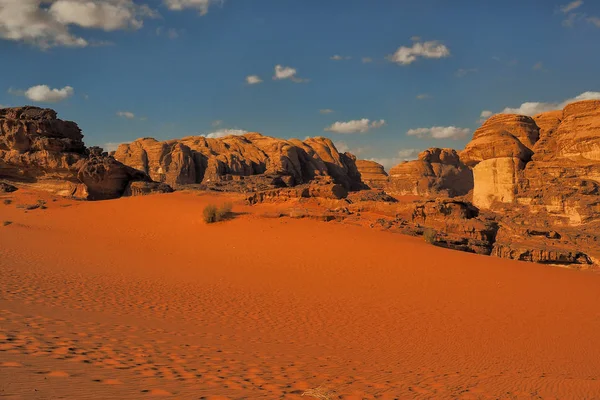Wadi Rum. Ürdün. Ortadoğu'nun en güzel yer. Kayalık çöl fantastik renkleri. 