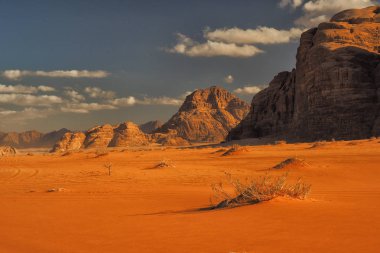 Wadi Rum. Ürdün. Ortadoğu'nun en güzel yer. Kayalık çöl fantastik renkleri. 