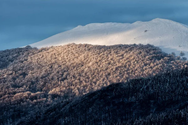 Batan Güneşin Işınları Karla Kaplı Dağ Tepe Bieszczady Dağlar Kış — Stok fotoğraf