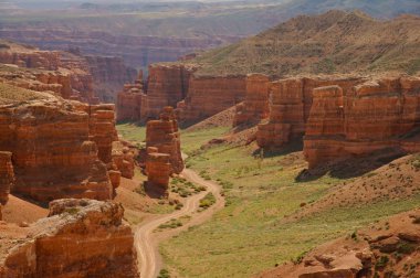 Çarın Kanyonu Doğa rezerv. Tuhaf kayalar ve yamaçları. Kazakistan