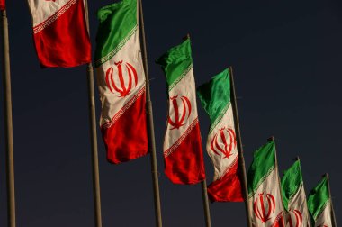 Bandar Abbas sokakta Iran bayrakları. İran