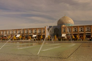 Çeşme Nakş-ı Cihan Meydanı'nda. Şeyh Lütfullah Camii bir arka plan olarak. Isfahan. İran