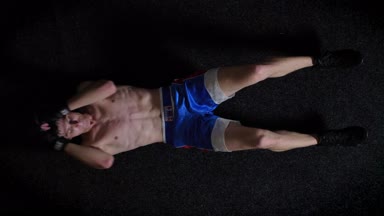 Karın egzersiz, boks, en iyi atış, siyah arka plan yaparken Genç beyaz üstsüz boksör. 50 fps