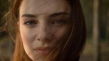 Kamera, düşünme, hayal, Doğa arka plan, kavram genç zencefil kız rüzgarlı ormandaki portresi 50 fps