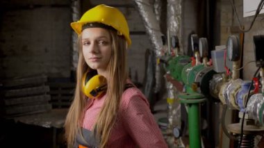 Genç Sevimli kız Oluşturucu borular duruyor gülümseyerek, silah, kameraya, izlerken anlayışı bina kapısı