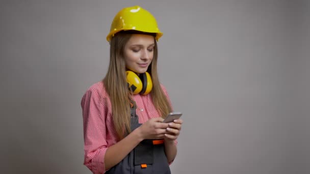 Jovem Adorável Menina Construtor Mensagem Texto Seu Smartphone Conceito Comunicação — Vídeo de Stock