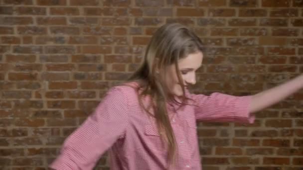 Jeune belle fille danse, conception en direct, fond de brique — Video