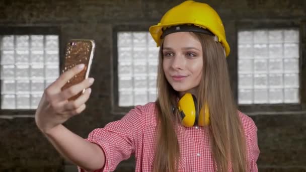 Ung Dam Builder Gör Selphies Sin Smartphone Kommunikationskoncept — Stockvideo