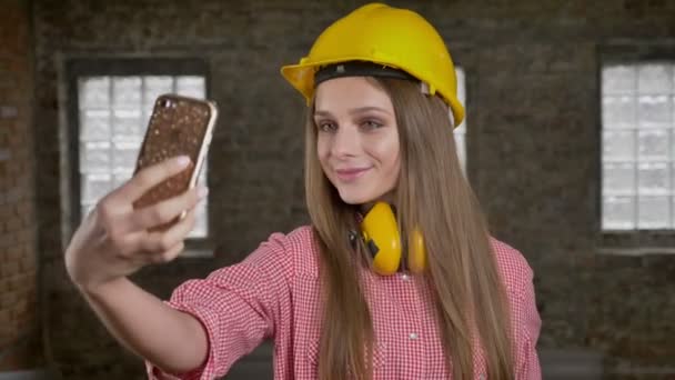 Młoda Ładna dziewczyna konstruktora jest robienie zdjęć na jej smartphone, autoportret, komunikacja koncepcja — Wideo stockowe