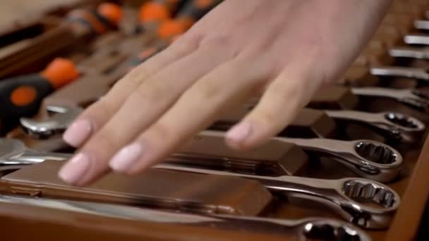 Meisje bouwer kiest hulpmiddelen in de werkset met haar hand, repareren van conceptie — Stockvideo