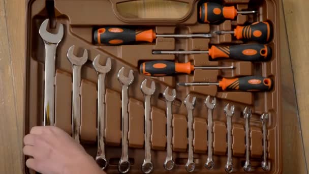 Mädchen nimmt ersten größten Schraubenschlüssel im Werkzeugkasten, Reparatur Konzeption, Top-Schuss — Stockvideo