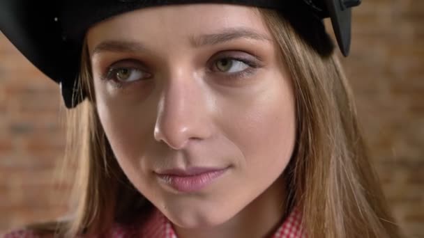 Jovem menina triste está usando máscara de solda, close-up, concepção de construção — Vídeo de Stock