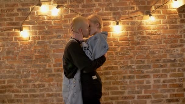 Francés beso de joven hipster pareja, pasión, relación concepción, amor concepción, ladrillo fondo, vista inferior — Vídeo de stock