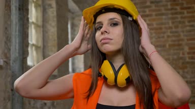 Genç güzel eller, kadın Oluşturucusu, arka bina tuğla geçiş çekici kadınlar kask ve kamera seyir, dokunaklı ve casque, ayarlama kulaklık