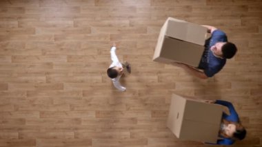 Sarılma, kutuları, en iyi atış Parke ahşap zemin ile boş eve gelen genç Aile