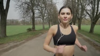 Genç spor kız çalışan park kulaklık ile yaz, sağlıklı yaşam, spor anlayışı