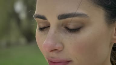 Genç güzel kız kamera, içme suyu dışında spor anlayışı izliyor