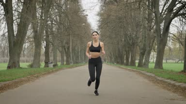 Genç atletik kız çalışır ve bir dinlenme Parkı'alır yaz, sağlıklı yaşam, spor anlayışı