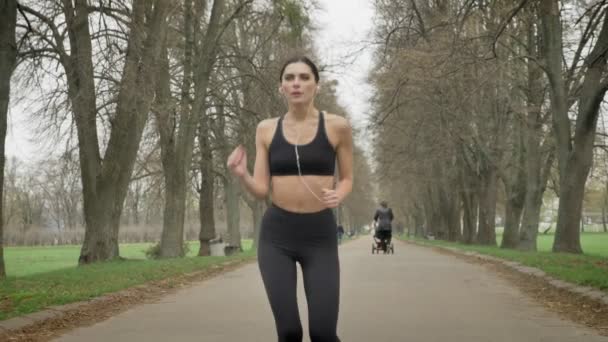 Young uitgeput sport meisje is rust na cross, gezonde levensstijl, sport conceptie — Stockvideo
