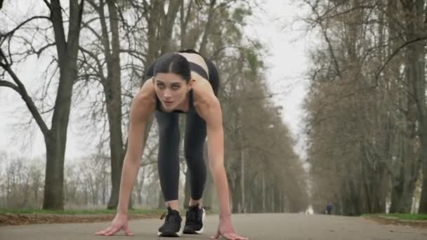 Jeune fille sportive se prépare à courir dans le parc en été, la motivation, la conception du sport — Video