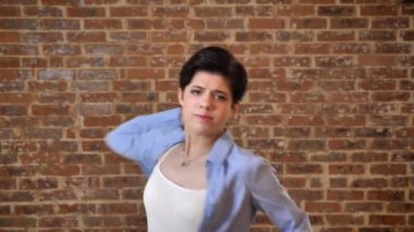 Genç kızgın kısa ifade negatif duygu, delilik, duygusal kavramı, tuğla arka plan