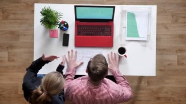 Gözlük ve tezahürat ve heyecan verici laptop, topshot, kahve ve belgeler ile resepsiyon arayan kadın genç adam