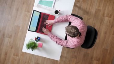 İşgal ve nerved, dizüstü bilgisayar, topshot, masanın kahve ile yazarak gözlüklü genç adam görünümü çember