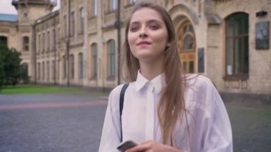 Genç güzel kız yaz, iletişim kavramı onun Smartphone'da iletileri okuma