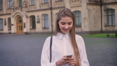 Genç güzel kız onun Smartphone'da iletileri türleri yaz, düşünme sürecinin, iletişim kavramı