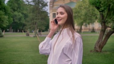 Genç güzel kız yaz, iletişim kavramı Park telefonda konuşuyor