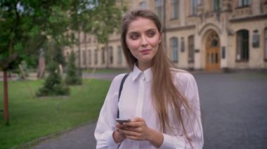 Genç güzel kız onun Smartphone'da iletileri oluşturur yaz, düşünme sürecinin, iletişim kavramı