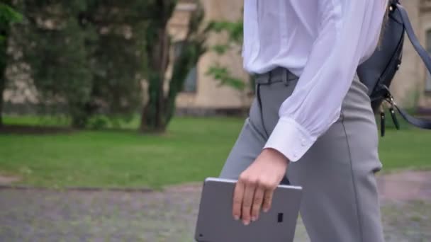 Joven chica feliz va a la universidad con la tableta en la mano en verano, concepto emocional, el estudio de concepto — Vídeo de stock