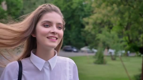 Jeune fille inspirée étudiant va à l'université avec tablette en main en été, concept émotionnel, concept d'étude — Video