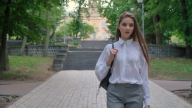 Genç güzel kendine güvenen kız Parkı ile yaz aylarında gündüz gebe düşünme gidiyor