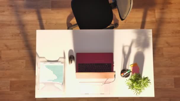 Time lapse skott av dagen vänder sig till natt i office, topp skott av skrivbord med laptop — Stockvideo